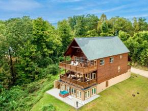 Red Oak by AvantStay Secluded Home w Gorgeous Views, Pool, Hot Tub & Large Deck